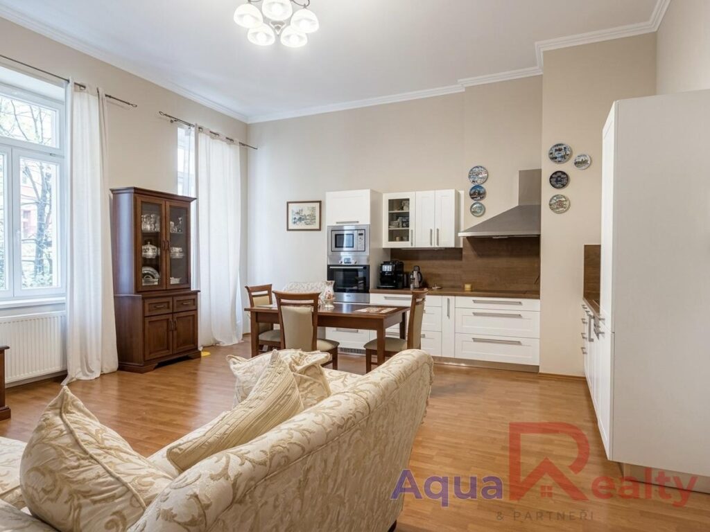 Pronájem bytu 3+kk, 86 m&sup2;  klidná lokalita Zámecký Vrch, Karlovy Vary, balkon do přírody