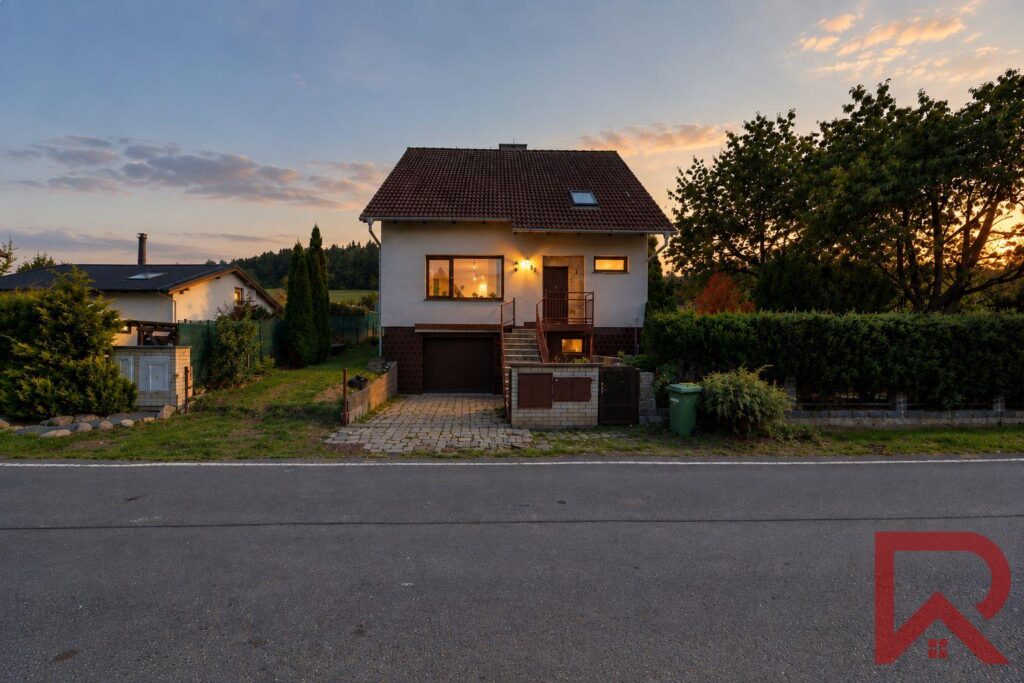Prodej rodinného domu 5+1, pozemek 900 m&sup2;  Sedlečko u Karlových Varů – Rodinný dům – Šemnice – prodej nemovitosti